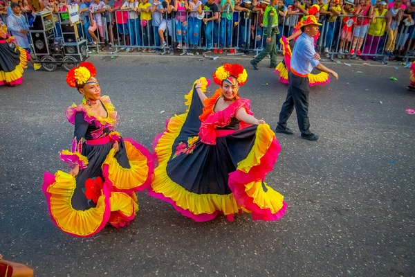 CARTAGENA, COLOMBIA - 07 DE NOVIEMBRE DE 2019: Desfile de personas no identificadas en el desfile de día independiente en las calles de Cartagena — Foto de Stock