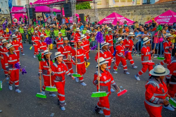 CARTAGENA, COLOMBIA - 07 DE NOVIEMBRE DE 2019: Desfile de personas no identificadas en el desfile de día independiente en las calles de Cartagena —  Fotos de Stock