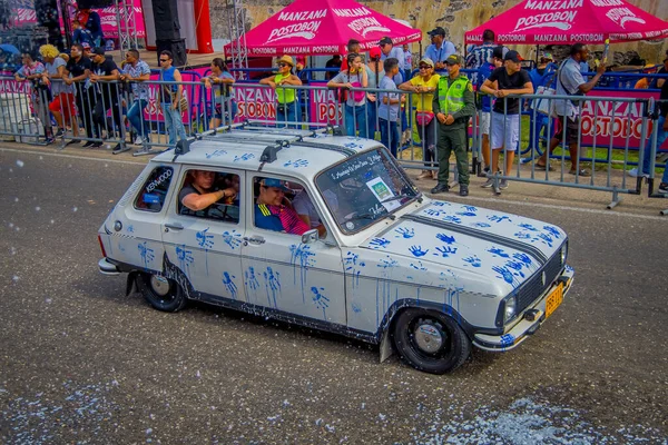 CARTAGENA, KOLUMBIEN - 7. NOVEMBER 2019: Unbekannte in Paradefahrzeugen bei der Parade zum Unabhängigkeitstag auf den Straßen von Cartagena — Stockfoto