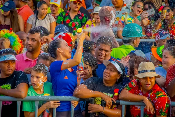 CARTAGENA, COLOMBIA - LISTOPAD 07, 2019: Niezidentyfikowani widzowie na paradzie Dnia Niepodległości na ulicach Kartageny — Zdjęcie stockowe