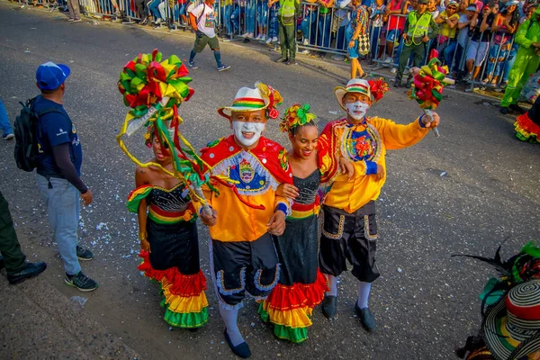 CARTAGENA, COLOMBIA - 07 DE NOVIEMBRE DE 2019: Parasol disfrazado en el desfile de día independiente en las calles de Cartagena —  Fotos de Stock