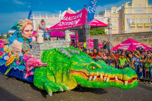 CARTAGENA, COLOMBIA - 07 DE NOVIEMBRE DE 2019: Parasol disfrazado en el desfile de día independiente en las calles de Cartagena —  Fotos de Stock