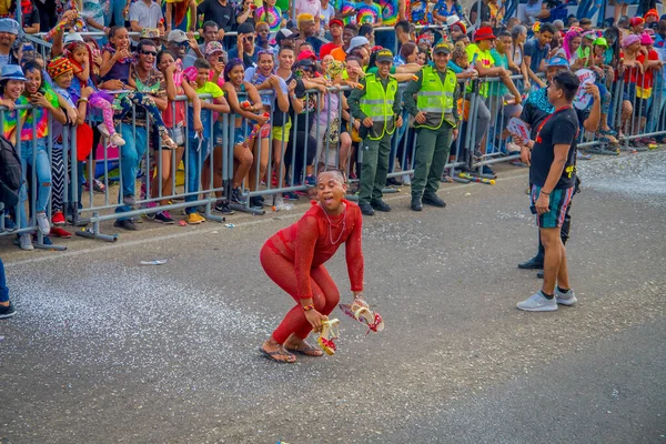 CARTAGENA, KOLOMBIE - 07. 11. 2019: Parader v kostýmech na soběstačném průvodu po ulicích Cartageny — Stock fotografie