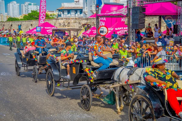 CARTAGENA, COLOMBIA - 07 DE NOVIEMBRE DE 2019: Espectadores no identificados en el desfile de día independiente en las calles de Cartagena — Foto de Stock