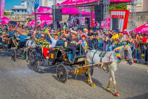 CARTAGENA, COLOMBIA - 07 DE NOVIEMBRE DE 2019: Grupo de personas no identificadas en la parte posterior de un carruaje tirado por caballos desfilando en el desfile del día de la independencia —  Fotos de Stock