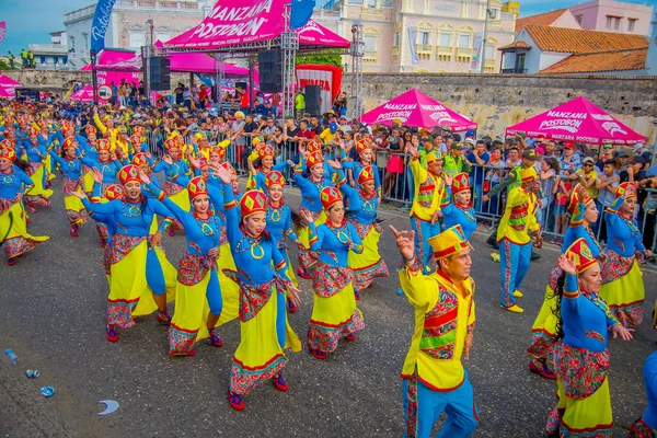 CARTAGENA, COLOMBIA - 07 DE NOVIEMBRE DE 2019: Parasol disfrazado en el desfile de día independiente en las calles de Cartagena — Foto de Stock