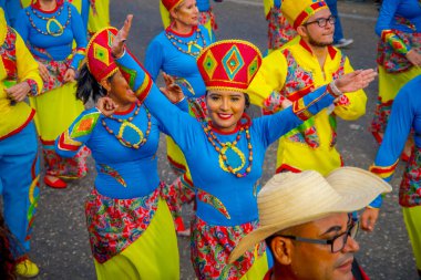 CARTAGENA, COLOMBIA - 07 Kasım 2019: Kartagena sokaklarındaki Bağımsız Gün Geçit Töreni 'nde Mutlu Güzellik Kraliçesi 
