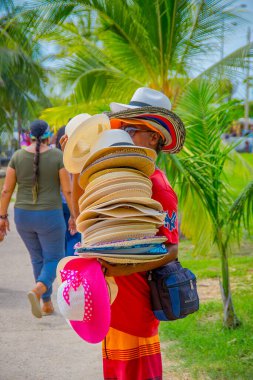 Rafta gerçek el yapımı panama şapkası olan bir adam..