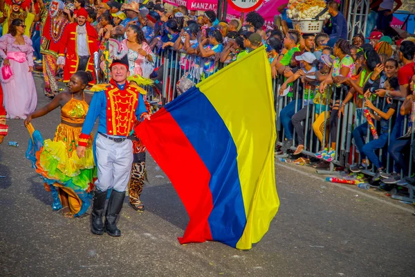 CARTAGENA, COLOMBIA - NOVEMBER 07, 2019: Kartagena sokaklarındaki Bağımsızlık Günü geçit töreninde kostümlü parader — Stok fotoğraf