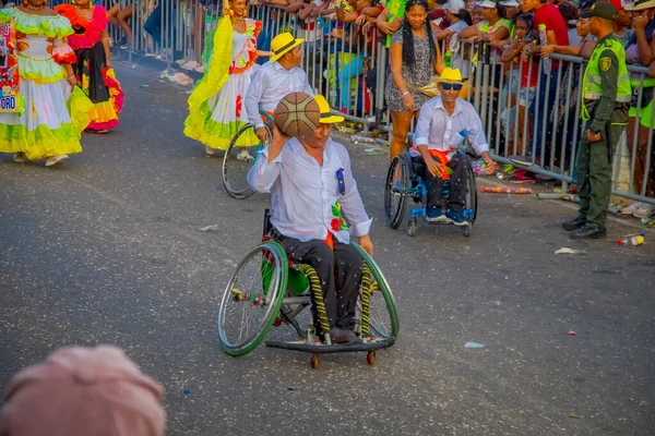 CARTAGENA, KOLOMBIE - 07. 11. 2019: Neidentifikovaní lidé kráčejí vstříc celodennímu průvodu po ulicích Cartageny — Stock fotografie