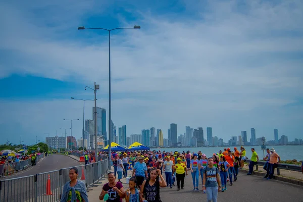 CARTAGENA, COLOMBIA - 07 NOVEMBRE 2019: Persone non identificate che camminano verso l'indipendece day parade per le strade di Cartagena — Foto Stock