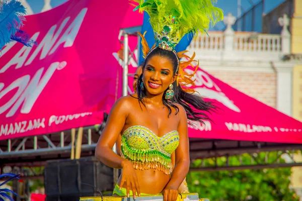 CARTAGENA, KOLUMBIEN - 07. NOVEMBER 2019: Glückliche Schönheitskönigin bei der Parade zum Unabhängigkeitstag auf den Straßen von Cartagena — Stockfoto