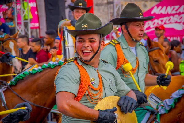 CARTAGENA, KOLOMBIE - 07. 11. 2019: Osobní strážci zákona v den průvodu v ulicích Cartageny — Stock fotografie