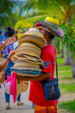 Rafta gerçek el yapımı panama şapkası olan bir adam..