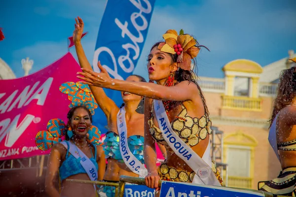 CARTAGENA, KOLUMBIEN - 07. NOVEMBER 2019: Glückliche Schönheitskönigin bei der Parade zum Unabhängigkeitstag auf den Straßen von Cartagena — Stockfoto
