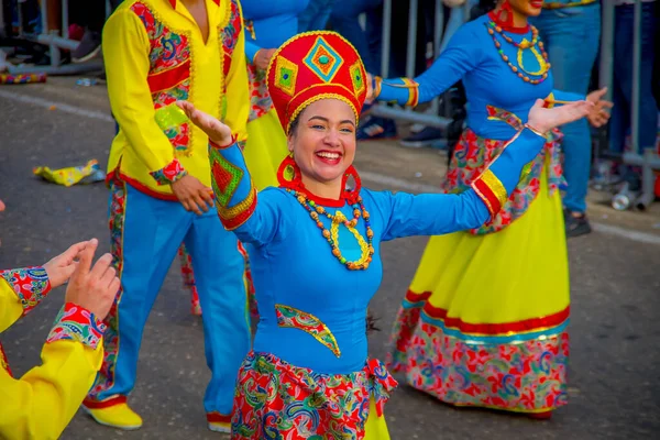 CARTAGENA, COLOMBIA - NOVEMBER 07, 2019: 확인되지 않은 사람들 이 카르테지나 거리에서 독립 기념일 퍼레이드를 하고 있다 — 스톡 사진