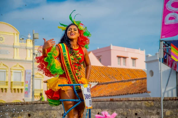 CARTAGENA, COLOMBIA - 07 DE NOVIEMBRE DE 2019: Feliz reina de la belleza desfilando en el desfile de día independiente en las calles de Cartagena —  Fotos de Stock