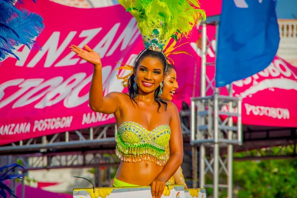 CARTAGENA, COLOMBIA - 07 DE NOVIEMBRE DE 2019: Feliz reina de la belleza desfilando en el desfile de día independiente en las calles de Cartagena —  Fotos de Stock