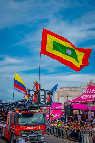 CARTAGENA, COLOMBIA - 07 DE NOVIEMBRE DE 2019: Desfile de personas no identificadas con bandera de la ciudad en el desfile de día independiente en las calles de Cartagena —  Fotos de Stock