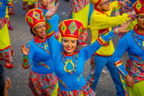 CARTAGENA, COLOMBIA - 07 DE NOVIEMBRE DE 2019: Feliz reina de la belleza desfilando en el desfile de día independiente en las calles de Cartagena —  Fotos de Stock