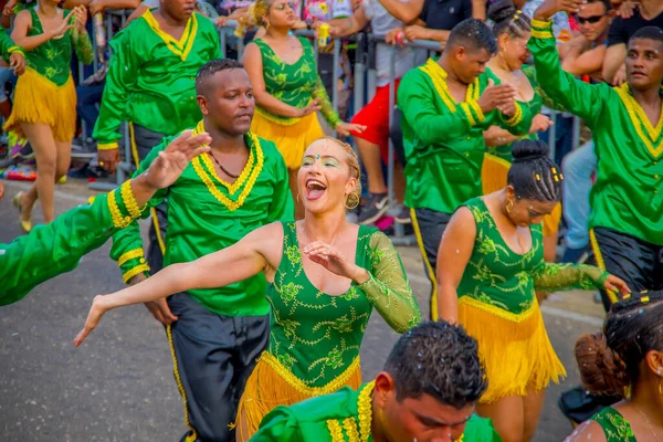 CARTAGENA, KOLOMBIE - 07. LEDNA 2019: Šťastná královna krásy na průvodu na soběstačném průvodu po ulicích Cartageny — Stock fotografie