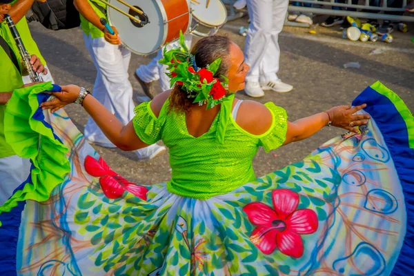 CARTAGENA, COLOMBIA - LISTOPAD 07, 2019: Szczęśliwej królowej piękności paradującej na paradzie Dnia Niepodległości na ulicach Kartageny — Zdjęcie stockowe
