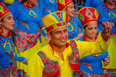 CARTAGENA, COLOMBIA - NOVEMBER 07, 2019: Kartagena sokaklarındaki Bağımsızlık Günü geçit töreninde kostümlü parader 