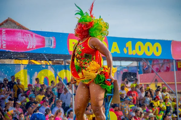 CARTAGENA, KOLUMBIEN - 07. NOVEMBER 2019: Glückliche Schönheitskönigin bei der Parade zum Unabhängigkeitstag auf den Straßen von Cartagena — Stockfoto