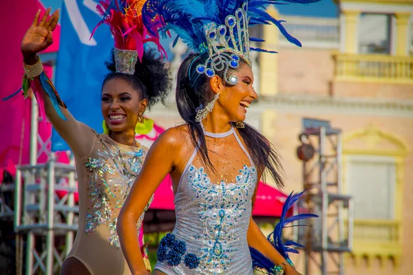 CARTAGENA, KOLOMBIE - 07. LEDNA 2019: Šťastná královna krásy na průvodu na soběstačném průvodu po ulicích Cartageny — Stock fotografie