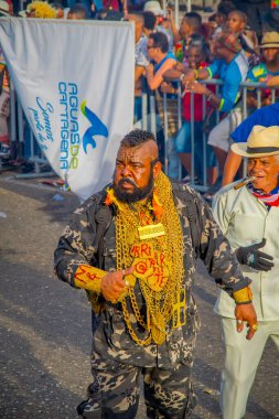 CARTAGENA, COLOMBIA - NOVEMBER 07, 2019: Kartagena sokaklarındaki Bağımsızlık Günü geçit töreninde kostümlü parader 