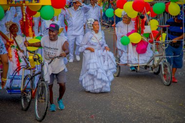 CARTAGENA, COLOMBIA - NOVEMBER 07, 2019: Kartagena sokaklarındaki Bağımsızlık Günü geçit töreninde kostümlü parader 