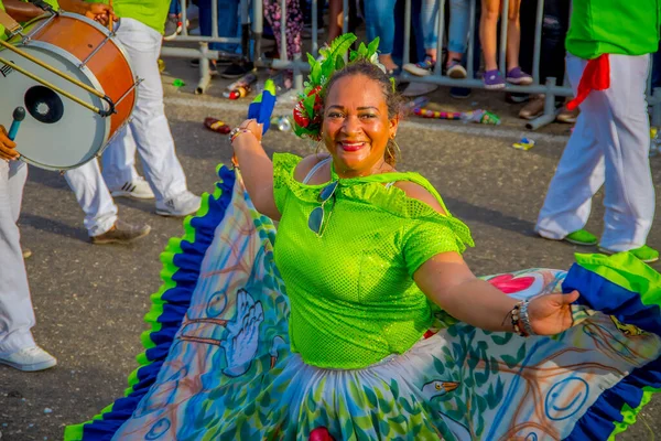 CARTAGENA, COLOMBIA - NOVEMBER 07, 2019: Happy beauty queen parading at the independece day parade on the streets of Cartagena — Stock Photo, Image