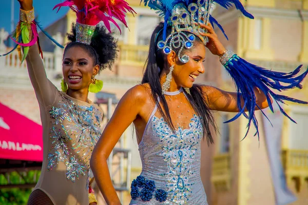 CARTAGENA, COLOMBIA - NOVEMBER 07, 2019: Glad skönhetsdrottning paraderar på den självständiga dagsparaden på Cartagenas gator — Stockfoto