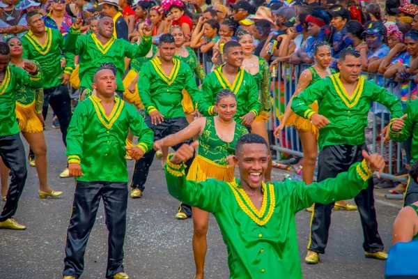 CARTAGENA, COLOMBIA - NOVEMBER 07, 2019: Kartagena sokaklarındaki Bağımsızlık Günü geçit töreninde kostümlü parader — Stok fotoğraf