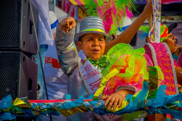 CARTAGENA, COLOMBIA - LISTOPAD 07, 2019: Szczęśliwej królowej piękności paradującej na paradzie Dnia Niepodległości na ulicach Kartageny — Zdjęcie stockowe