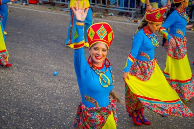 CARTAGENA, COLOMBIA - NOVEMBER 07, 2019: Kimliği belirlenemeyen insanlar Kartagena sokaklarındaki Bağımsız Gün geçit töreninde geçit töreni yapıyorlar 