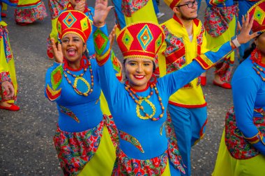 CARTAGENA, COLOMBIA - 07 Kasım 2019: Kartagena sokaklarındaki Bağımsız Gün Geçit Töreni 'nde Mutlu Güzellik Kraliçesi 