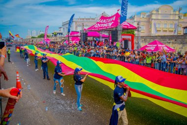 CARTAGENA, COLOMBIA - NOVEMBER 07, 2019: Kimliği belirlenemeyen insanlar, Cartagena sokaklarında düzenlenen Bağımsız Gün geçit töreninde bir şehir bayrağıyla geçit yapıyorlar 