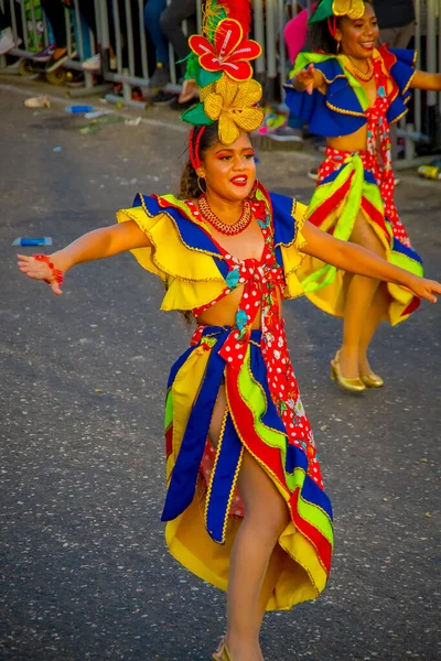 CARTAGENA, COLOMBIA - NOVEMBER 07, 2019: 확인되지 않은 사람들 이 카르테지나 거리에서 독립 기념일 퍼레이드를 하고 있다 — 스톡 사진