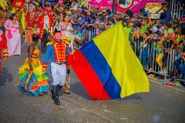 CARTAGENA, COLOMBIA - 07 DE NOVIEMBRE DE 2019: Parasol disfrazado en el desfile de día independiente en las calles de Cartagena —  Fotos de Stock