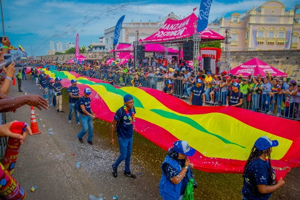 CARTAGENA,コロンビア- 11月07, 2019:カルタヘナの通りに独立した日のパレードで都市の旗でパレードする未確認の人々 — ストック写真