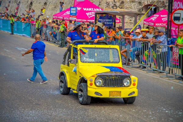 CARTAGENA, COLOMBIA - NOVEMBER 07, 2019: Bağımsızlık Günü geçit töreninde kimliği belirsiz kişiler Kartagena sokaklarında geçit töreninde — Stok fotoğraf