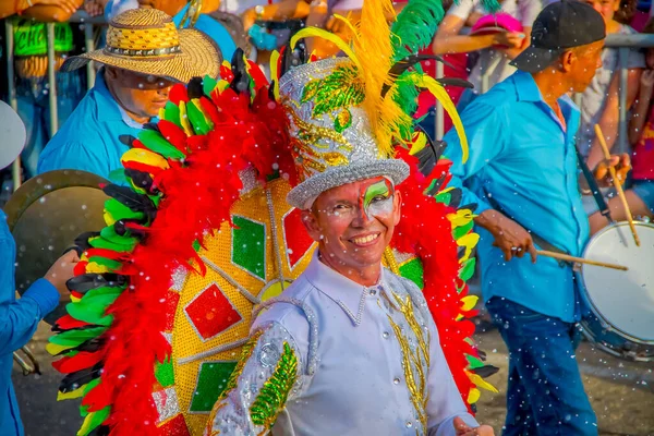 CARTAGENA, COLOMBIA - 07 DE NOVIEMBRE DE 2019: Parasol disfrazado en el desfile de día independiente en las calles de Cartagena — Foto de Stock