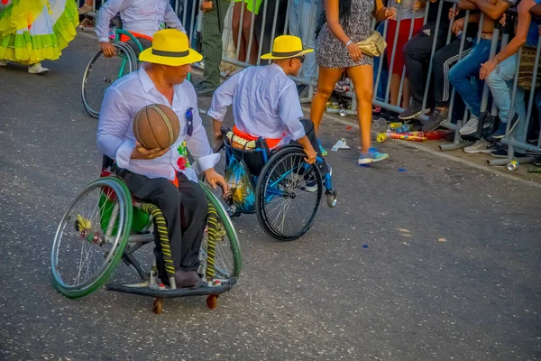 CARTAGENA, KOLOMBIA - LISTOPAD 07, 2019: Niezidentyfikowani ludzie idący w kierunku parady Dnia Niepodległości na ulicach Kartageny — Zdjęcie stockowe