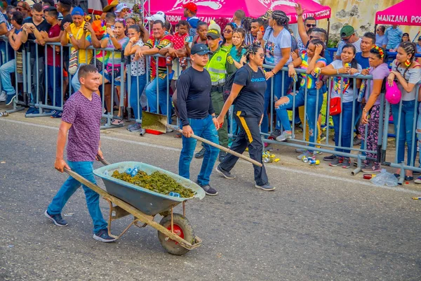 CARTAGENA, COLOMBIA - NOVEMBER 07, 2019: Kartagena sokaklarındaki bağımsızlık günü geçit töreninde gübre taşıyan tanımlanamayan adam — Stok fotoğraf