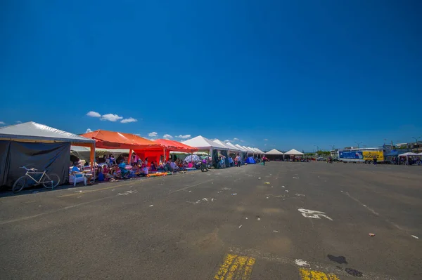 Portoviejo, Ecuador - 18 april 2016: Tenten voor de vluchtelingen na 7.8 aardbeving. — Stockfoto