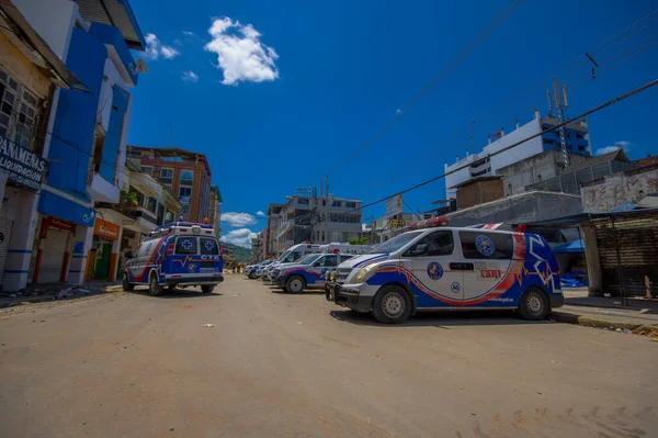 Portoviejo, Ecuador - 18 de abril de 2016: Vehículos del equipo de rescate haciendo esfuerzos de recuperación después del terremoto de 7.8 —  Fotos de Stock