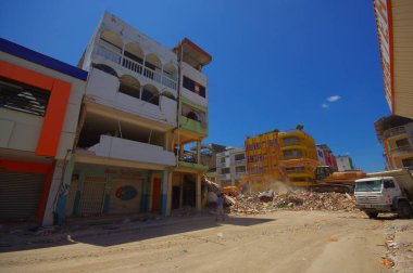Portoviejo, Ekvador - 18 Nisan 2016: Şehir merkezinde meydana gelen trajik ve yıkıcı 7.8 depremden sonra yıkılan binaların enkazlarını toplayan ağır makineler