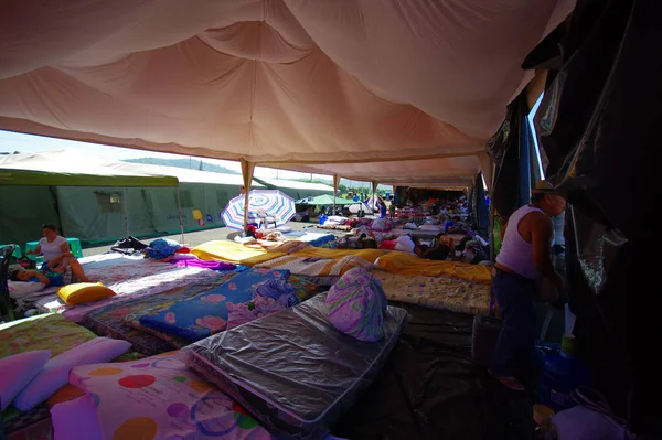 Portoviejo, Ecuador - 18 april 2016: Tenten voor de vluchtelingen na 7.8 aardbeving. — Stockfoto