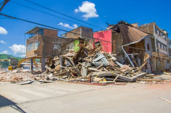 Portoviejo, Ecuador - April, 18, 2016: Byggnad som visar eftereffekten av 7,8 jordbävning — Stockfoto